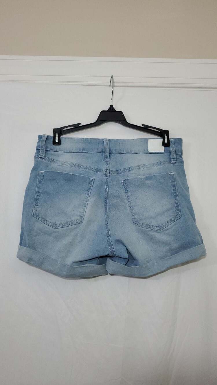 Dollhouse Distressed Light Wash Denim Shorts Size 7/8 - Picture 2 of 5